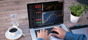 data analyst travaillant sur son ordinateur portable